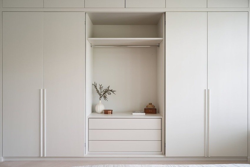 blogimage1544404243minimalistic-white-wardrobe-design